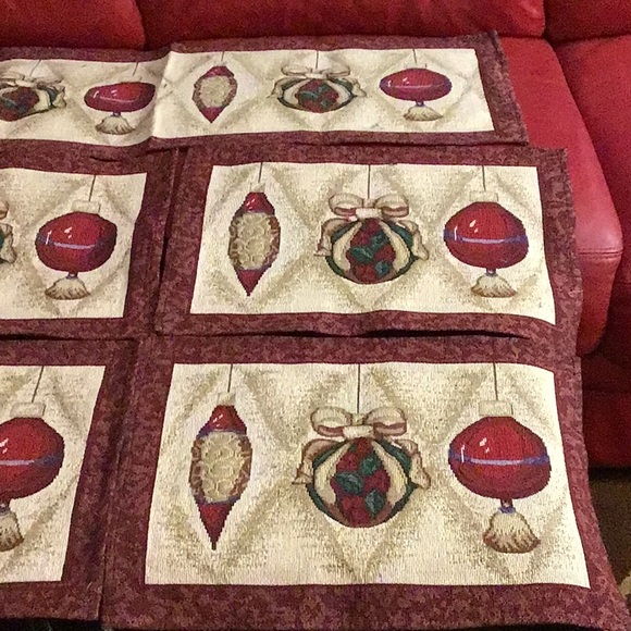 Christmas set: 1 runner & 4 placemats, like new! - Picture 2 of 10